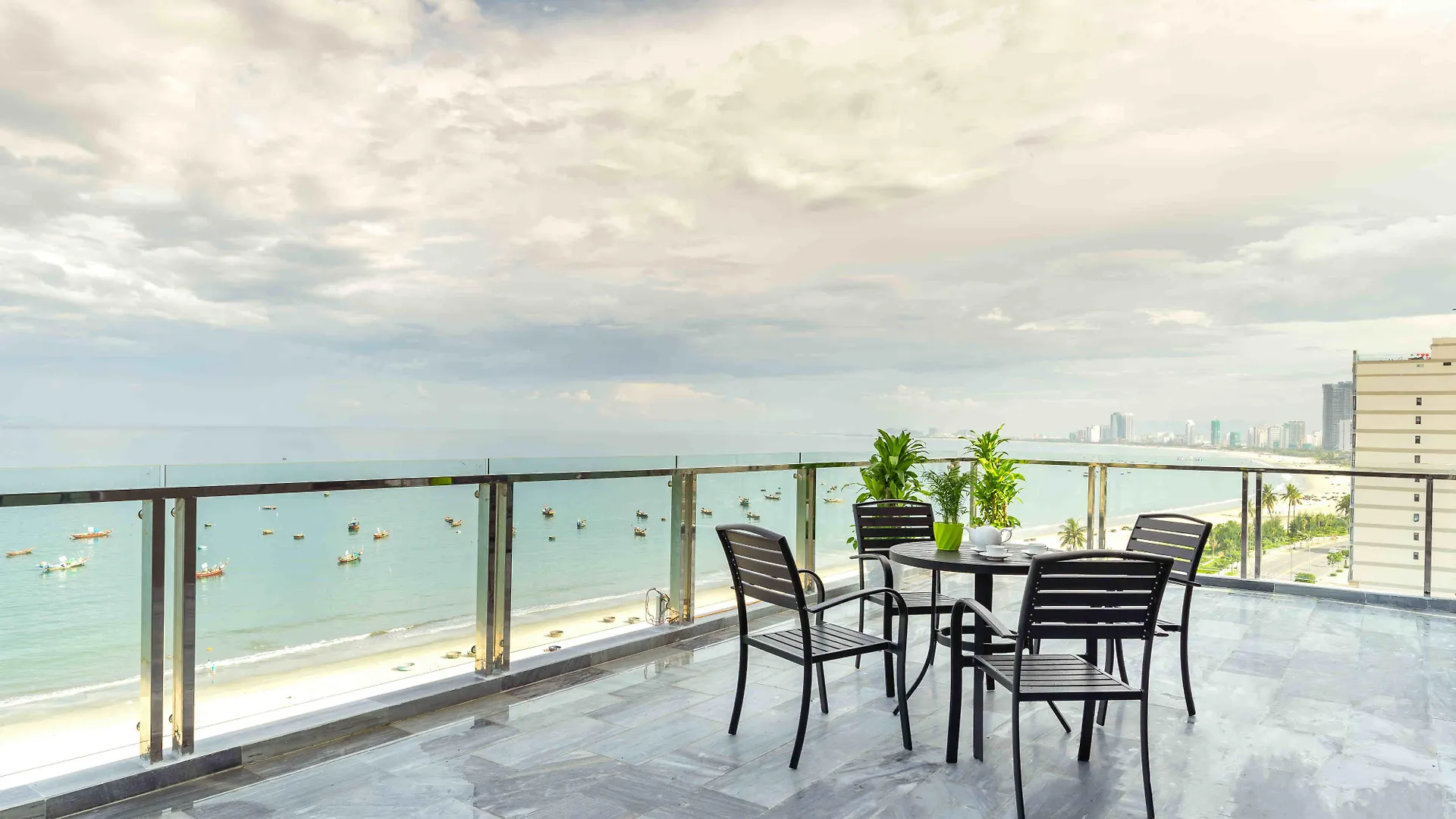 Grand Gold Beach Hotel & Spa Da Nang 4*,  Vietnam